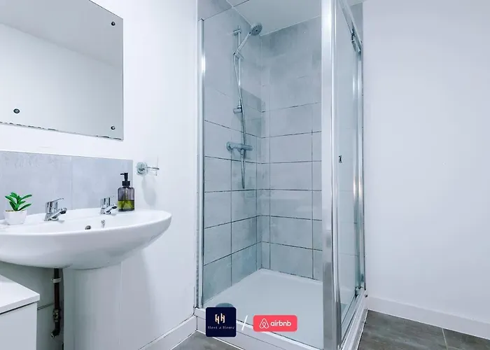 Large 2 Bedroom With Balcony By Host A Apartamento *