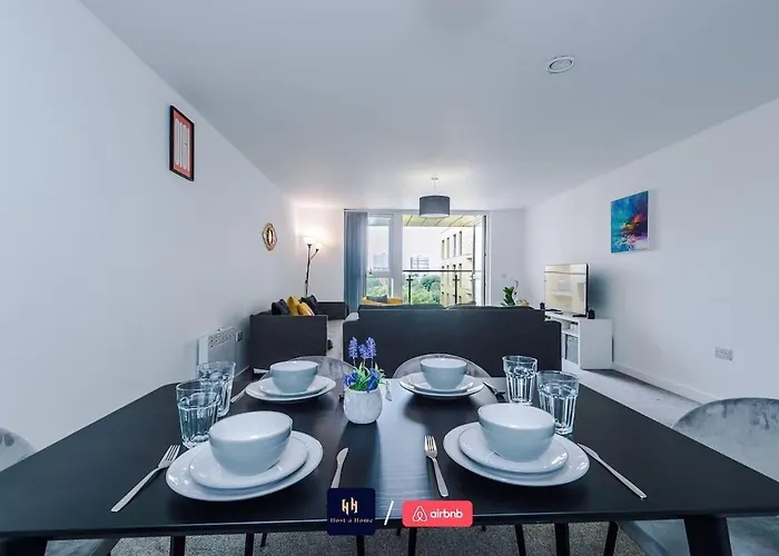 Large 2 Bedroom With Balcony By Host A *