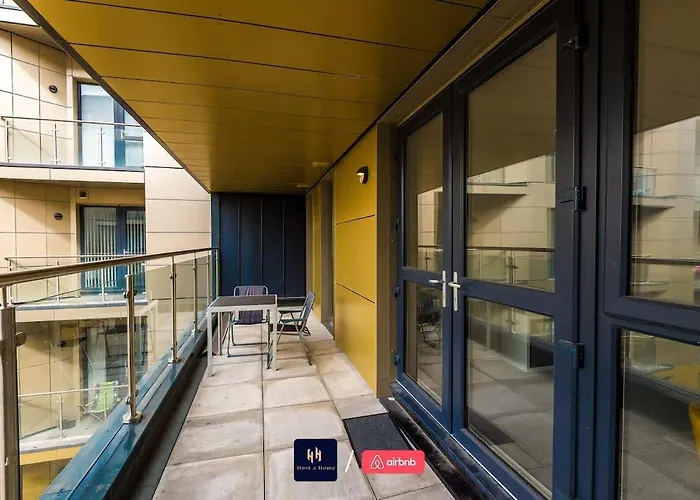 Large 2 Bedroom With Balcony By Host A 맨체스터