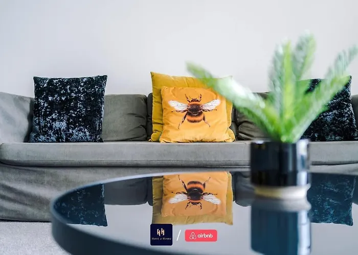 Large 2 Bedroom With Balcony By Host A 아파트 *