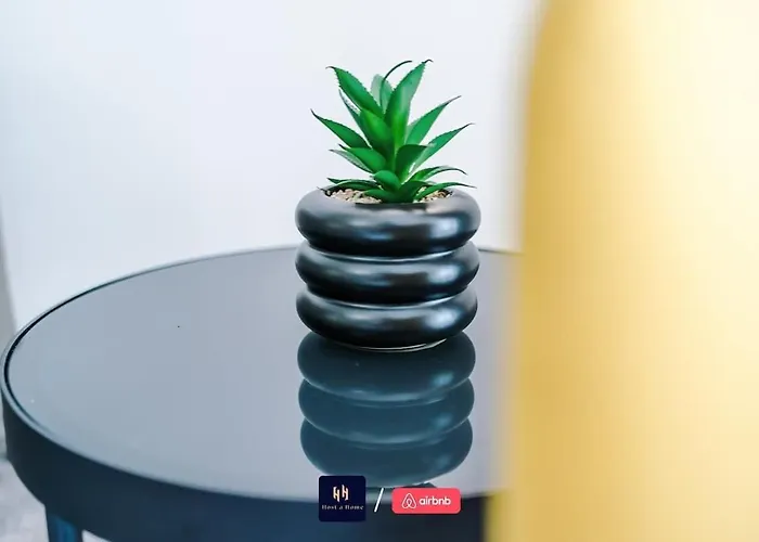 아파트 Large 2 Bedroom With Balcony By Host A *