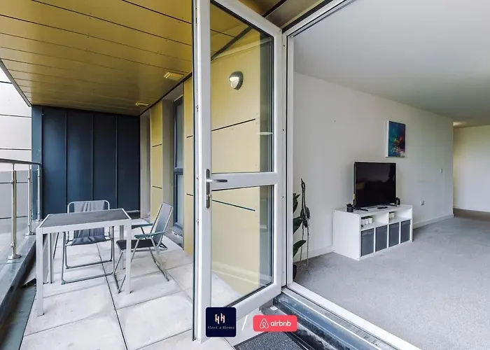 Large 2 Bedroom With Balcony By Host A *