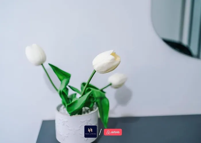 Large 2 Bedroom With Balcony By Host A *