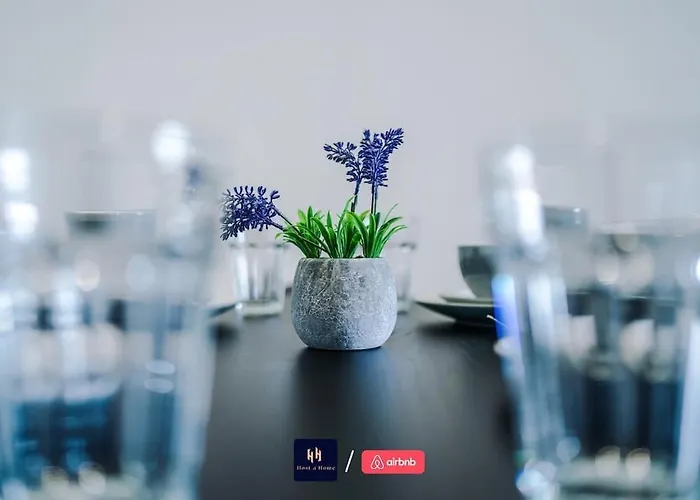 Large 2 Bedroom With Balcony By Host A 아파트 맨체스터