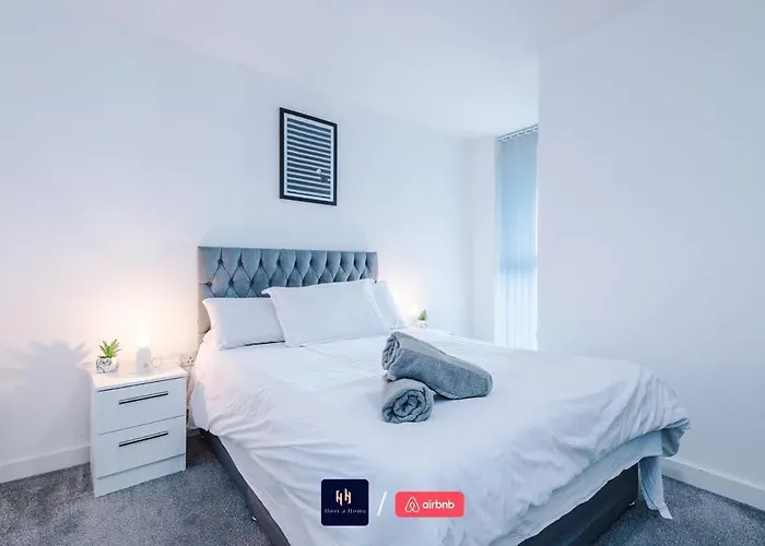 Large 2 Bedroom With Balcony By Host A * 맨체스터