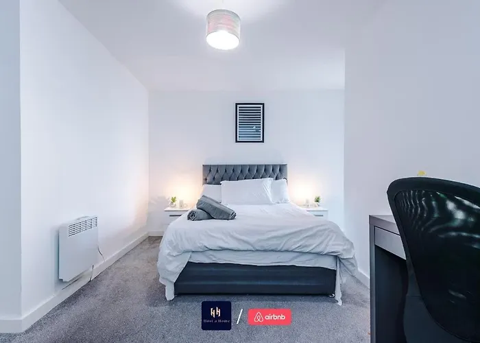 Large 2 Bedroom With Balcony By Host A *