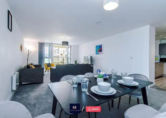 Large 2 Bedroom With Balcony By Host A * 맨체스터