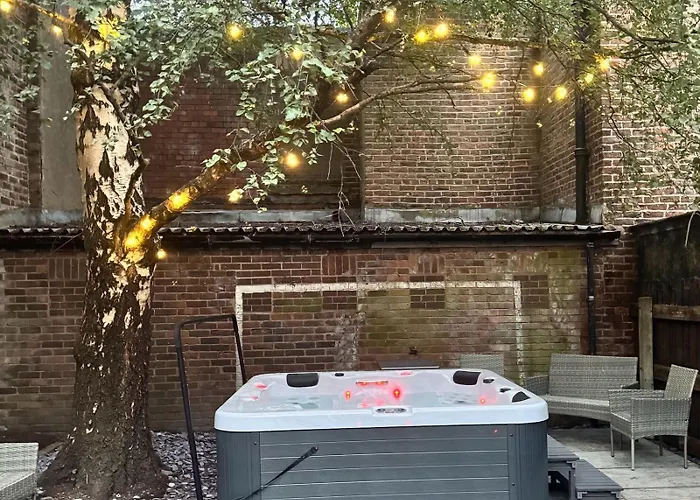 The Secret Garden Retreat With Hot Tub * Manchester