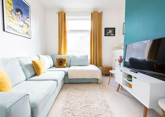 Winslow House- Close To Coop Etihad & Free Parking Ferienhaus