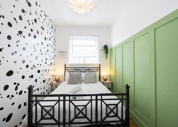 Ferienhaus Winslow House- Close To Coop Etihad & Free Parking