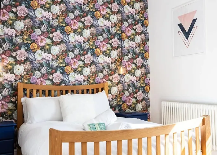 Winslow House- Close To Coop Etihad & Free Parking Ferienhaus