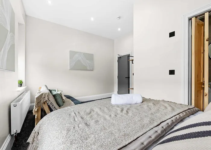 Sleeps 14 The Old Trafford Family Zen By Genesis Living * Manchester