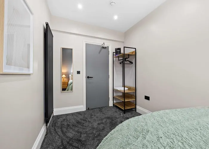 Hébergement de vacances Sleeps 14 The Old Trafford Family Zen By Genesis Living