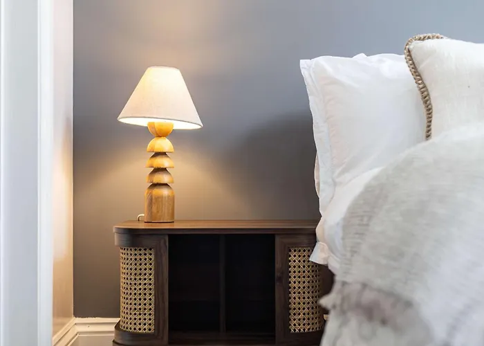 Hébergement de vacances Sleeps 14 The Old Trafford Family Zen By Genesis Living *