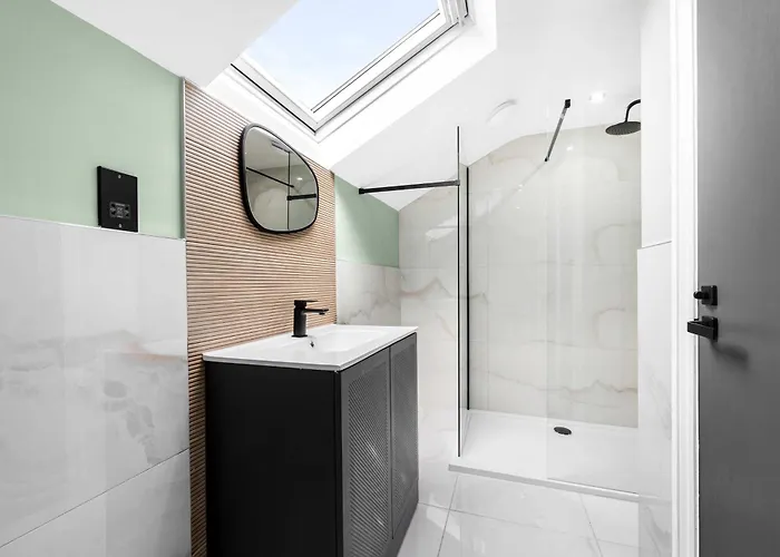 Sleeps 14 The Old Trafford Family Zen By Genesis Living Hébergement de vacances Manchester