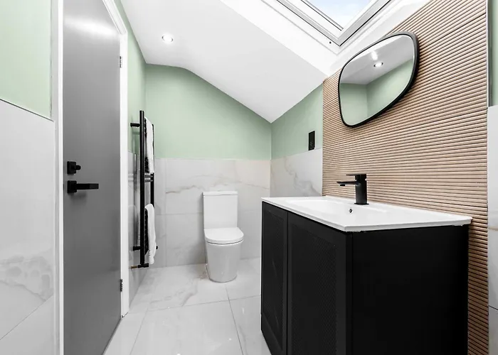 Sleeps 14 The Old Trafford Family Zen By Genesis Living Manchester