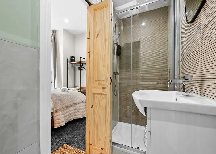 Hébergement de vacances Sleeps 14 The Old Trafford Family Zen By Genesis Living