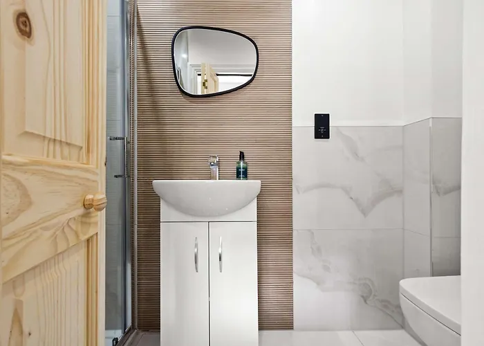 Hébergement de vacances Sleeps 14 The Old Trafford Family Zen By Genesis Living Manchester