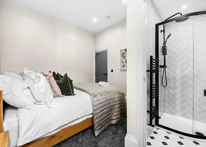 Sleeps 14 The Old Trafford Family Zen By Genesis Living Hébergement de vacances Manchester