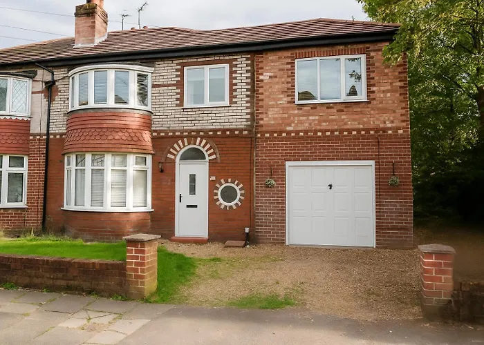 Lägenhet Bright 4br With Garden With Free Parking And Sleeps Up To 9 Manchester