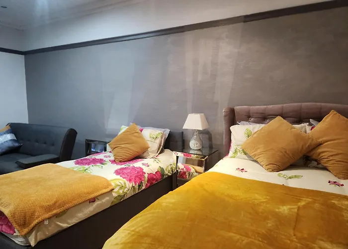 Charming Tudor White House Free Wifi *