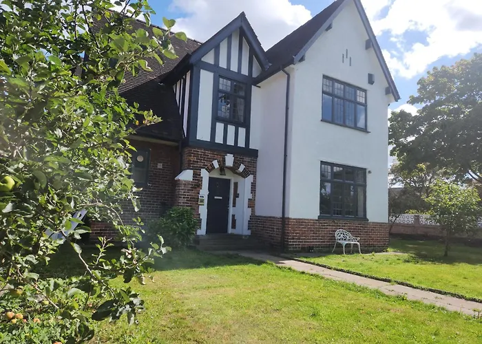 Charming Tudor White House Free Wifi *