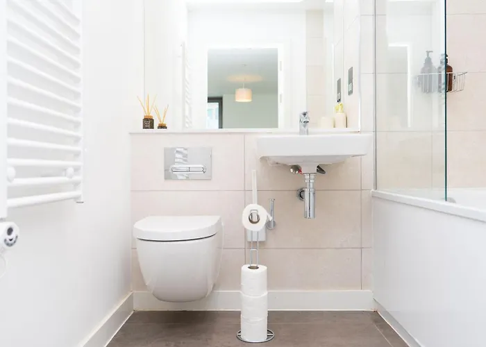 Luxe In M1 With Pool, Gym & *