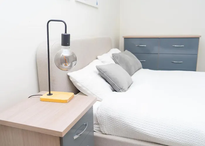 Luxe In M1 With Pool, Gym & Manchester