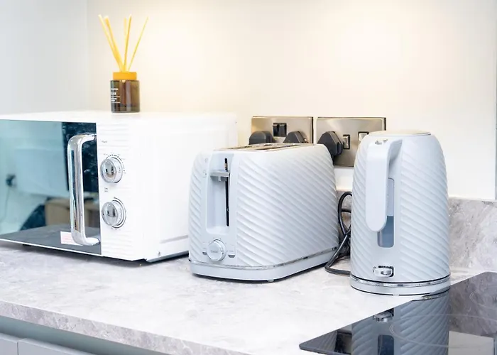 Luxe In M1 With Pool, Gym & Manchester