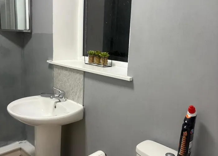 Contemporary 1br Flat - Garden Access 맨체스터