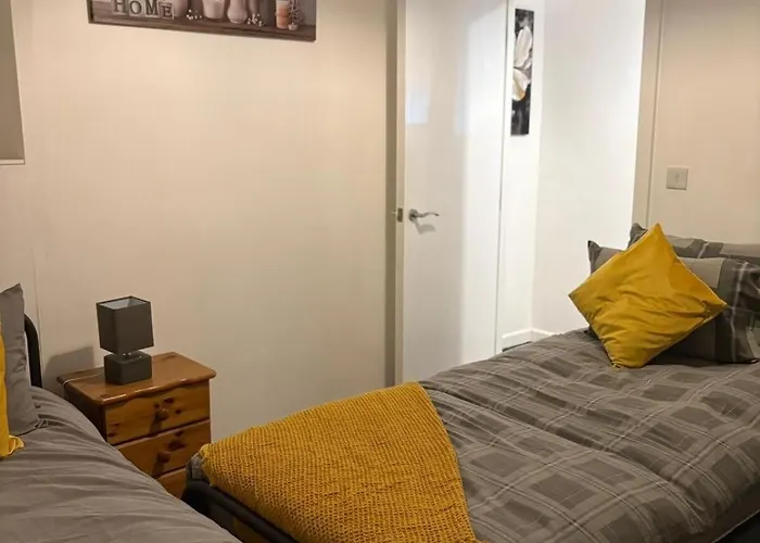 Daire Charming 1br Garden Retreat Near Downtown Manchester