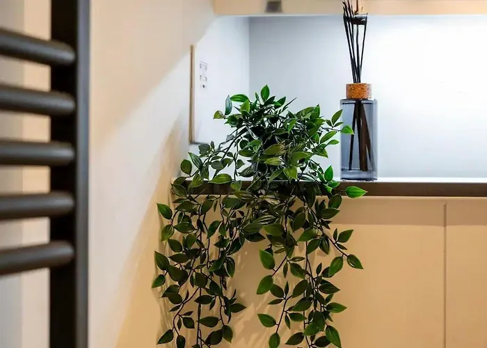 Sleeps 5 In Prime Spot Amenities Walking Distance, Business Long-term Travel, Contractor Friendly Manchester