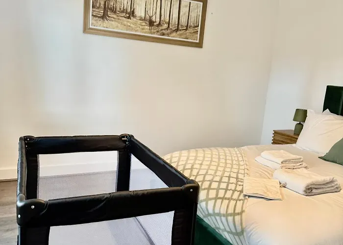 Spacious 4 Bed Near Metrolink Whitefield * マンチェスター