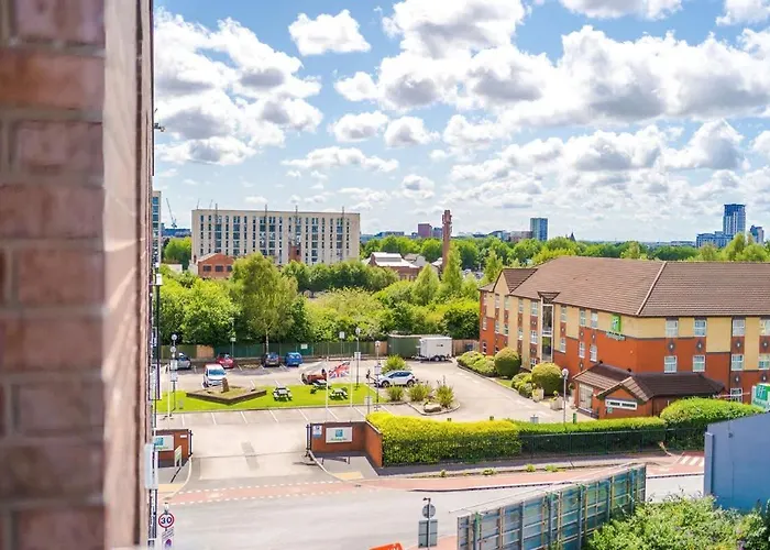 2br Chic And Stylish In Salford, Wifi, Kitchen, Parking With View 아파트 *