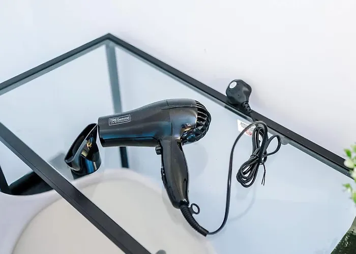 Spacious 4br House, Sleeps 8, Parking, Full Kitchen, Ideal For Groups, Family, Contractors Manchester