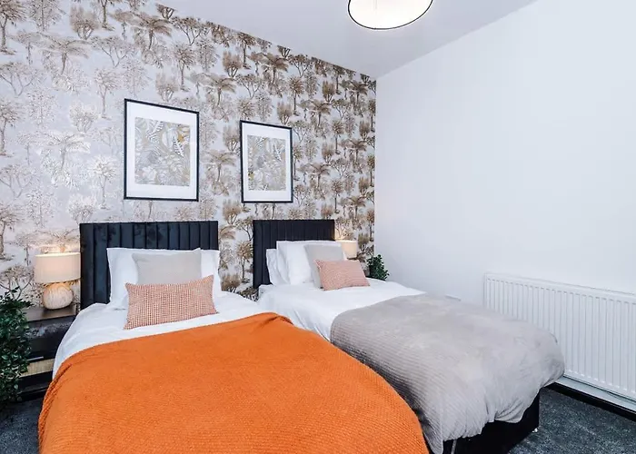 Modern 4br Family Sleeps 8 + Free Parking בית נופש