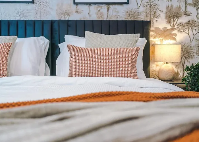 Modern 4br Family Sleeps 8 + Free Parking בית נופש *