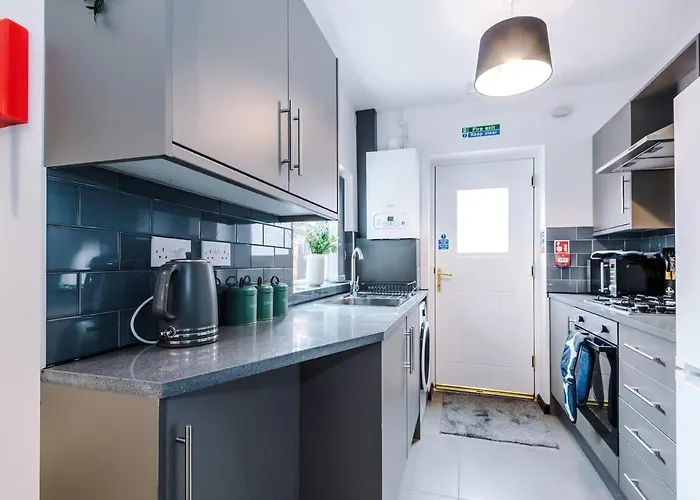 Casa vacanze Spacious 4br House, Sleeps 8, Parking, Full Kitchen, Ideal For Groups, Family, Contractors *