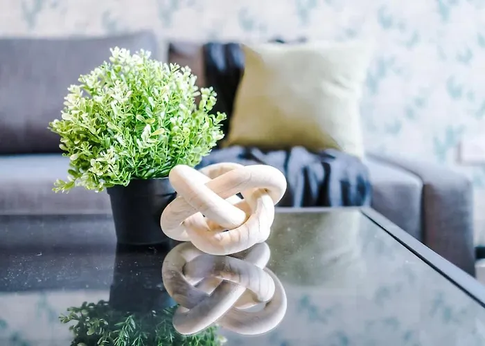 Modern 4br Family Sleeps 8 + Free Parking *