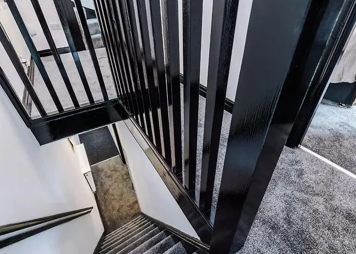 Modern 4br Family Sleeps 8 + Free Parking בית נופש *