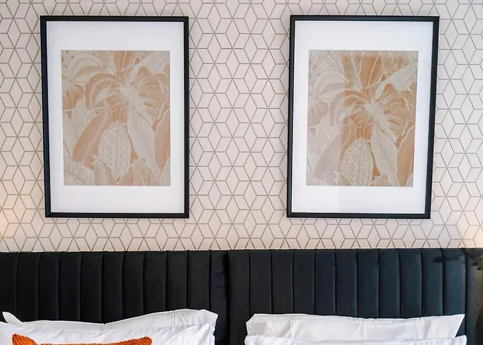 בית נופש Modern 4br Family Sleeps 8 + Free Parking *