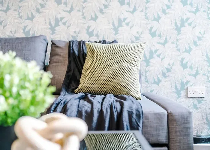 Spacious 4br House, Sleeps 8, Parking, Full Kitchen, Ideal For Groups, Family, Contractors *