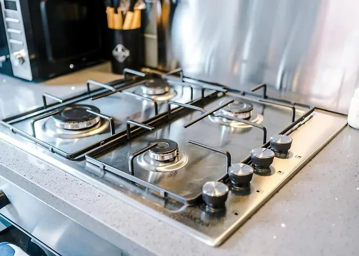 Modern 4br Family Sleeps 8 + Free Parking