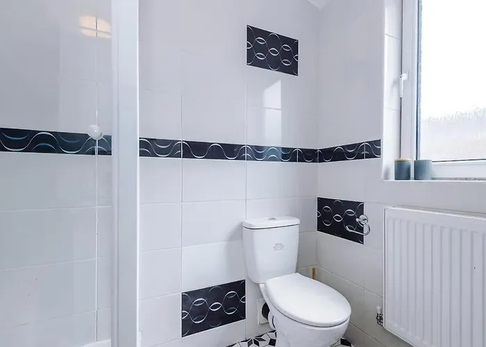 Spacious 4br House, Sleeps 8, Parking, Full Kitchen, Ideal For Groups, Family, Contractors Prázdninový dům