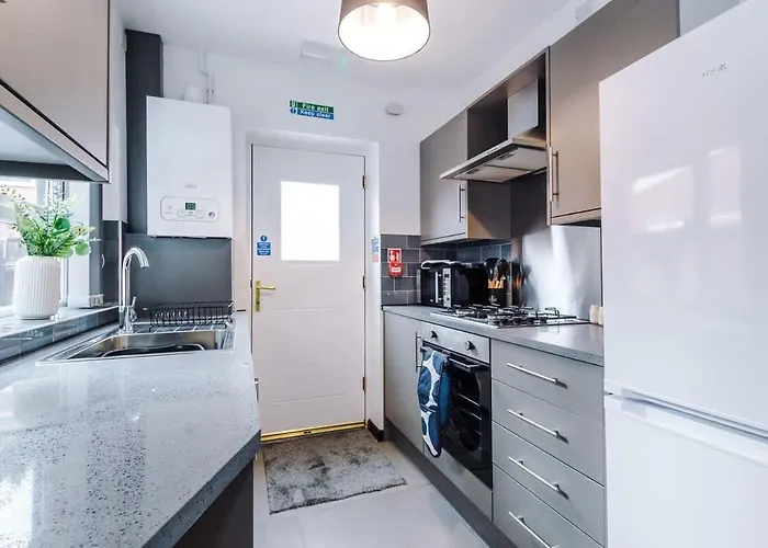 Spacious 4br House, Sleeps 8, Parking, Full Kitchen, Ideal For Groups, Family, Contractors *