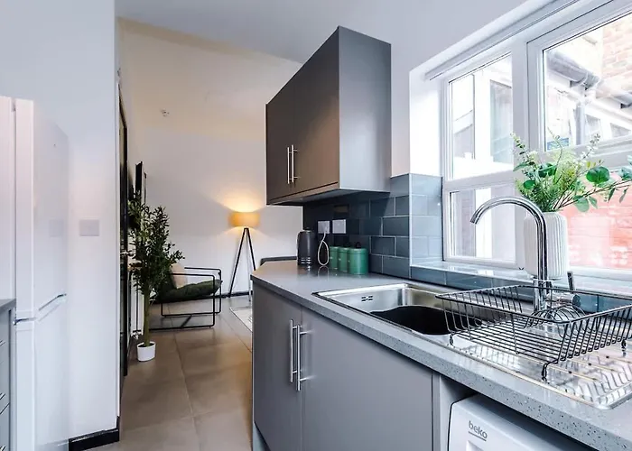 Spacious 4br House, Sleeps 8, Parking, Full Kitchen, Ideal For Groups, Family, Contractors