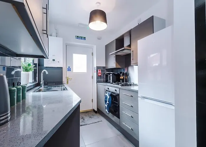 Spacious 4br House, Sleeps 8, Parking, Full Kitchen, Ideal For Groups, Family, Contractors Prázdninový dům