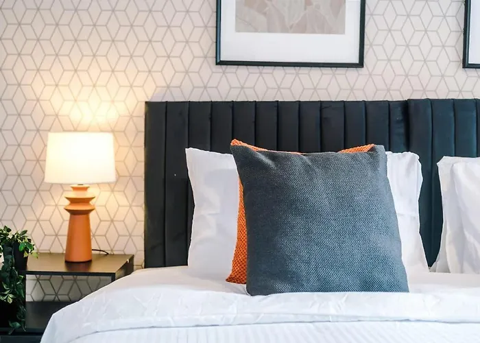 Modern 4br Family Sleeps 8 + Free Parking Manchester