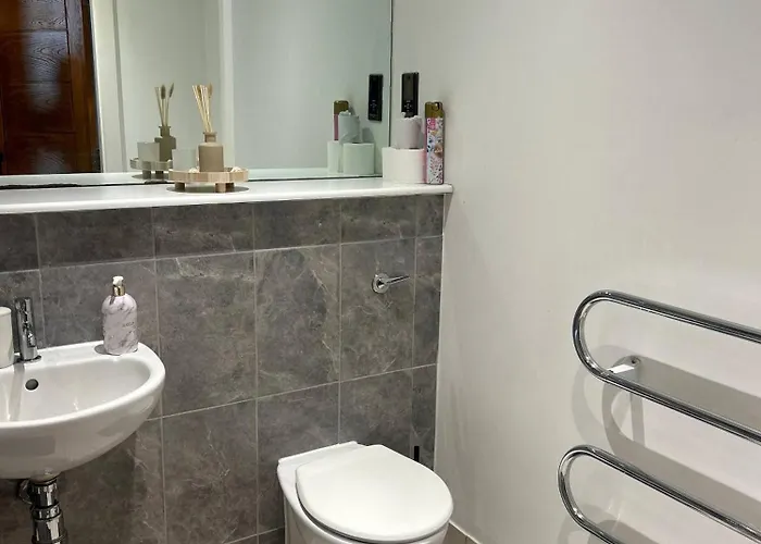 Modern Next To Ao Arena - Parking - Local Attractions Apartment