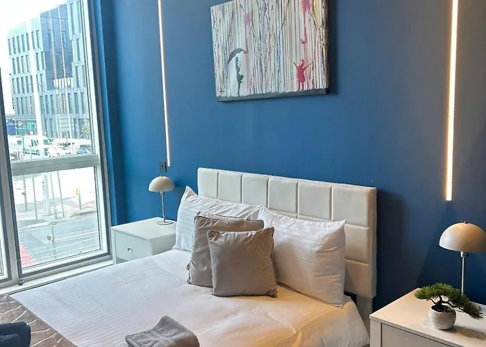 Modern Next To Ao Arena - Parking - Local Attractions Apartment